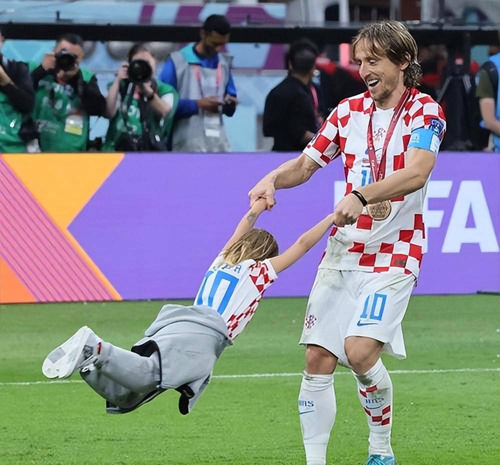 莫德里奇领衔AC米兰新阵容，子女同样在米兰梯队崭露头角