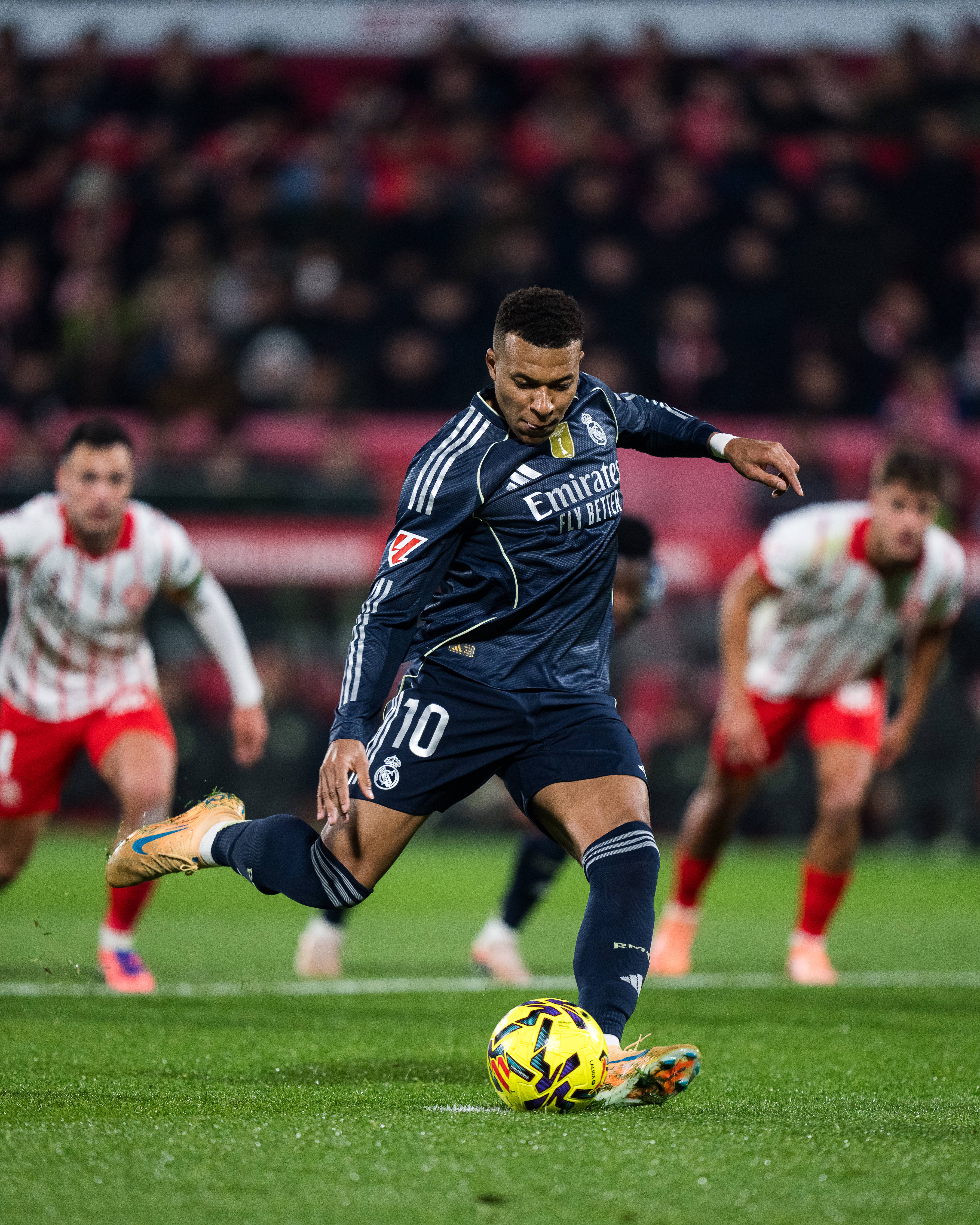 西甲｜姆巴佩打入点球 皇马客平赫罗纳